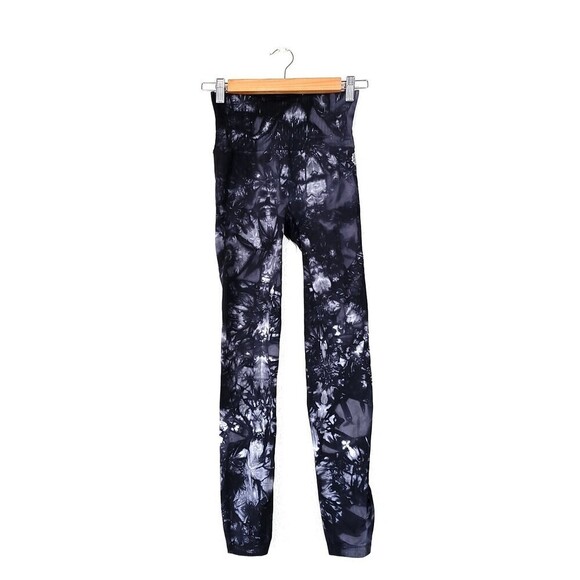 FREE PEOPLE Om Shanti Good Karma Ankle Crop Yoga Leggings Black Tie Dye XS Small - Picture 2 of 10